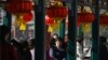 ARCHIVO - La gente descansa bajo linternas decorativas en la celebración del Año Nuevo Lunar del Dragón en Beijing el 13 de febrero de 2024. Un informe dice que los videos que promueven la cultura china son prominentes en los canales de YouTube en español de China.
