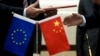 中国和欧盟官员握手（2015年9月28日）