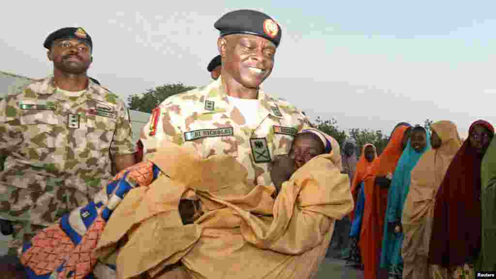 Majo Janar Rogers Nicholas da 'yan makarantar Dapchi da aka sako