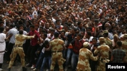 Des manifestants protestent pendant l’Irreecha, le festival d'action de grâces du peuple Oromo, dans la ville de Bishoftu, région d'Oromia, Ethiopie, 2 octobre 2016.