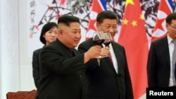 김정은 북한 국무위원장과 시진핑 국가주석이 19일 베이징 인민대회당에서 와인잔을 들어올리는 모습을 조선중앙통신이 공개했다. 