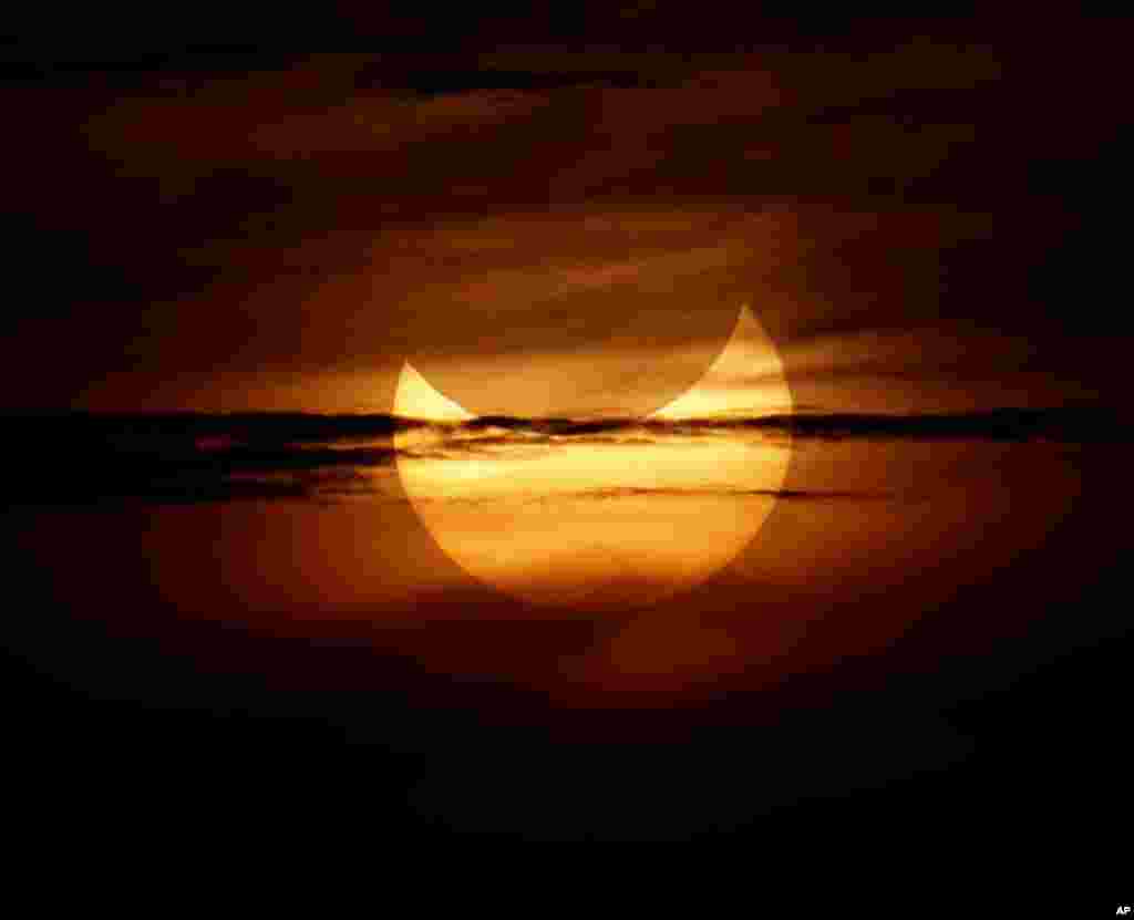 Un eclipse anular solar es parcialmente visible en la salida del sol desde el municipio costero de Gumaca, al sureste de Manila, en Filipinas.