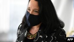 La encarga de negocios de EE.UU. en El Salvador, Jean Elizabeth Manes, es fotografiada a su llegada al Aeropuerto Internacional San Oscar Romero en San Luis Talpa, El Salvador, el 1 de junio de 2021.