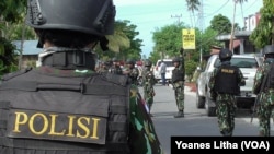 Pengamanan oleh Aparat Brimob di depan Polsek Poso Pesisir Selatan pasca peristiwa kontak tembak antara TNI Polri dengan dua pelaku jaringan Santoso, 9 Februari 2016 (Foto: VOA/Yoanes)