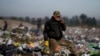 Un anciano hace una pausa para fumar un cigarrillo mientras revisa la basura en un vertedero en busca de materiales para vender en Luján, Argentina, el jueves 29 de agosto de 2024. AP