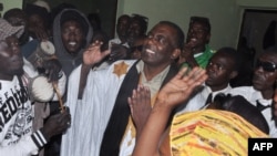 Biram Ould Dah Ould Abeid accueilli par une foule en liesse après sa libération, Nouakchott, le 17 mai 2016. 