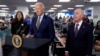 El presidente Joe Biden habla durante una visita a la sede de FEMA, el 31 de agosto de 2023, en Washington junto al secretario de Seguridad Nacional, Alejandro Mayorkas (der.) y la administradora asociada de la Oficina de Respuesta y Recuperación de FEMA, Anne Bink.