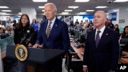 El presidente Joe Biden habla durante una visita a la sede de FEMA, el 31 de agosto de 2023, en Washington junto al secretario de Seguridad Nacional, Alejandro Mayorkas (der.) y la administradora asociada de la Oficina de Respuesta y Recuperación de FEMA, Anne Bink.