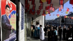 지난 9일 북한에서 13기 최고인민회의 대의원 선거가 치뤄진 가운데, 평양의 한 투표소에서 주민들이 투표에 참가하기 위해 줄 서 있다. 대의원 선거에서는 각 구역 당 한 명의 후보만 입후보해서 찬반 여부를 묻는다.
