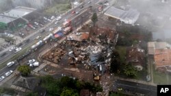 La policía lleva a cabo una investigación en las casas que fueron impactadas por un avión en Gramado, estado de Rio Grande do Sul, Brasil, el domingo 22 de diciembre de 2024. AP