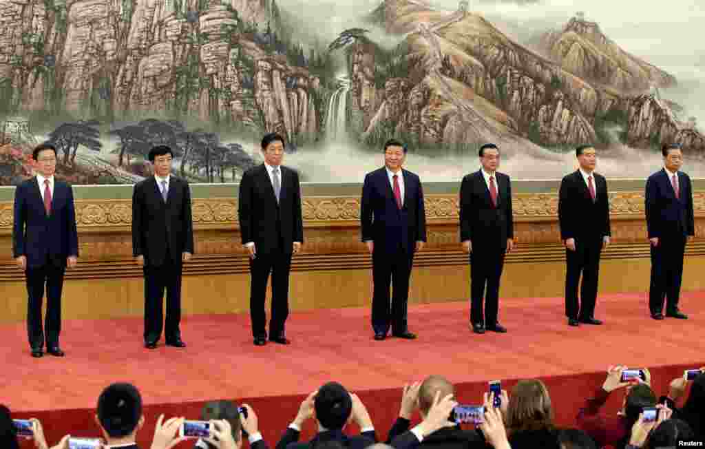 第19届中共中央政治局常委(从左至右)韩正、王沪宁、栗战书、习近平、李克强、汪洋、赵乐际同记者见面(2017年10月25日)。中共十九届一中全会在10月25日结束,新常委亮相。他们的入场顺序是按照地位高低而排列先后的,而并排站立顺序是以中间为大,习近平右侧的李克强是第二号人物,左侧的栗战书是第三号人物。这里说的的左右是对观众来说的,而对习近平来说,李克强在左侧,栗战书在右侧。