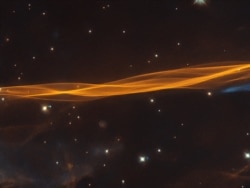 Esta imagen del telescopio espacial Hubble de la NASA / ESA muestra una pequeña sección de la onda expansiva de la supernova Cygnus, ubicada a unos 2.400 años luz de distancia. [Imagen tomada por el Hubble de la NASA].
