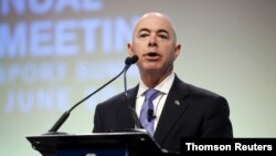 Alejandro Mayorkas, entonces subsecretario de Seguridad Nacional de los Estados Unidos, habla en la Reunión General Anual de la Asociación de Transporte Aéreo Internacional (IATA) de 2015, en Miami Beach, Florida. 