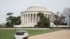 El robot de Starship Technologies recorre los senderos en Washington DC para hacer sus entregas.
