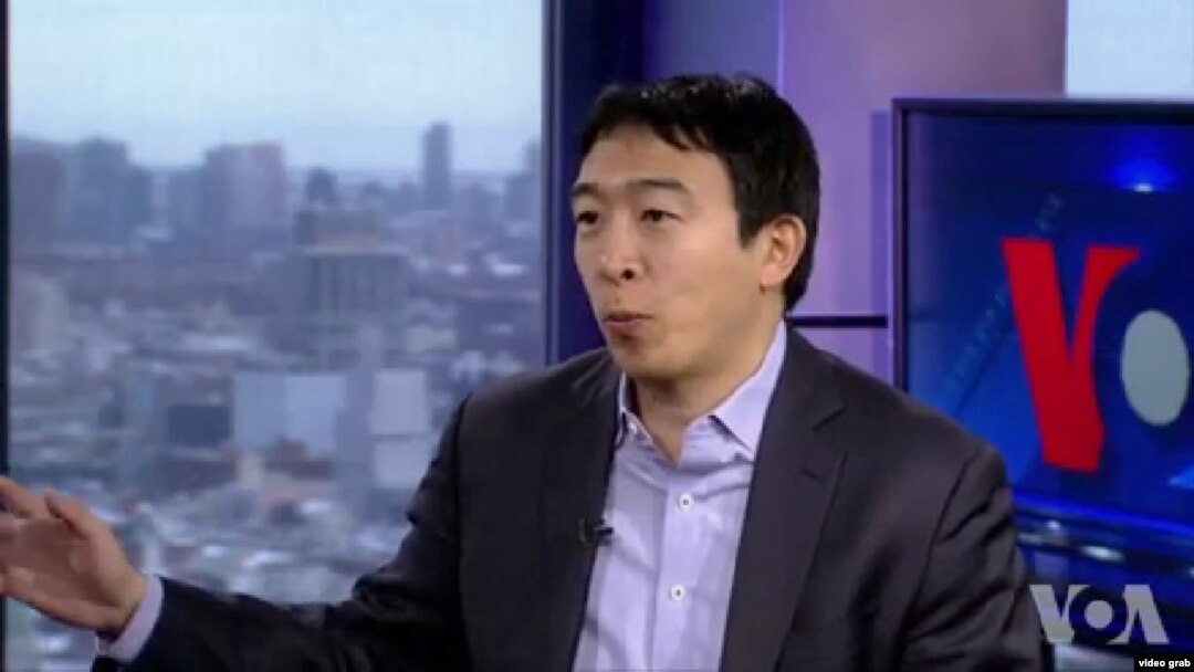華裔美國總統參選人楊安澤接受美國之音專訪。（視頻截圖）
