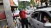 Un trabajador llena el tanque de gasolina de un cliente en una estación de servicio de la petrolera estatal PDVSA en Caracas. Mayo 25, 2020.