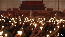 香港成千上万的民众在1989天安门事件23周年之际在维多利亚公园举行六四烛光纪念会。（2012年6月4日）
