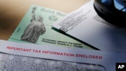 Cek bantuan ekonomi terkait pandemi Covid-19 yang dikeluarkan Dinas Perpajakan AS (IRS), di San Antonio, 23 April 2020. (Foto: AP)