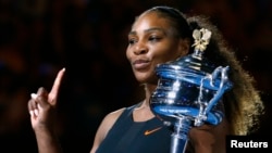 Serena Vilijams sa peharom u Melburnu, Australija, 28. januar 2017. 