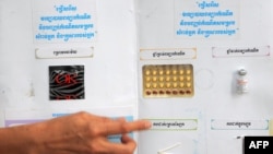 រូបឯកសារ៖ បដាអប់រំស្តីអំពីសុខភាពបន្តពូជ ត្រូវបានបង្ហាញនៅក្នុងកម្មវិធីបណ្តុះបណ្តាលមួយនៅខេត្តសៀមរាប កាលពីថ្ងៃទី២២ ខែកុម្ភៈ ឆ្នាំ២០១១។