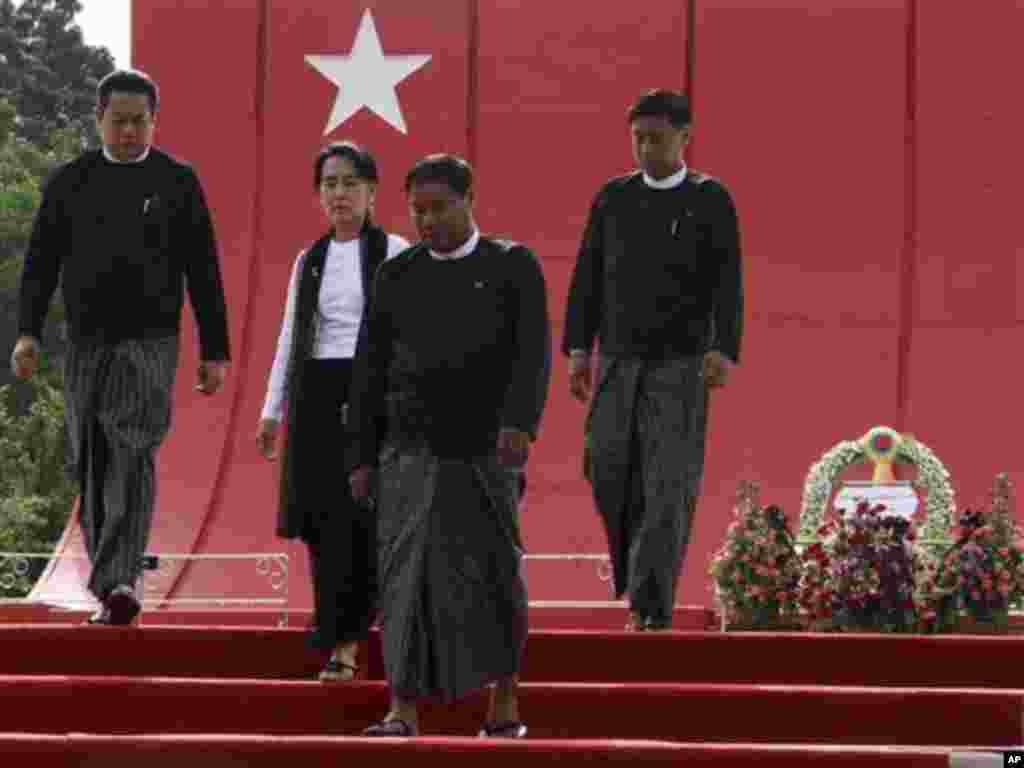 (၆၇) ကြိမ်မြောက် အာဇာနည်နေ့ အခမ်းအနား တက်ရောက်လာတဲ့ မြန်မာ့ဒီမိုကရေစီခေါင်းဆောင် ဒေါ်အောင်ဆန်းစုကြည်၊ ဖခင်ဗိုလ်ချုပ်အောင်ဆန်းနဲ့ အာဇာနည်ခေါင်းဆောင်ကြီးများရဲ့ ဂူဗိမာန်မှာ လွမ်းသူပန်းခွေချ၊ ဂါရဝပြုပြီး ပြန်လည်ထွက်ခွါလာစဉ် (ဇူလိုင် ၁၉၊ ၂၀၁၄)။ 