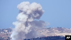 Lafimen monte apre frap ayeryen Izrayelyen yo kont ilaj Nabatiyeh, nan Liban, 23 Sept. 2024.