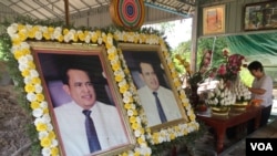 រូបឯកសារ៖ រូបថតលោក កែម ឡី​ អ្នកវិភាគ​សង្គម​ ដែល​រងការ​បាញ់សម្លាប់​ ដាក់បង្ហាញ​នៅឯ​គេហដ្ឋាន​ ក្នុង​ខេត្ត​តាកែវ​ នៅថ្ងៃទី២​ ខែ​កក្កដា​ ឆ្នាំ​២០១៧។ (ហ៊ុល រស្មី/ VOA)