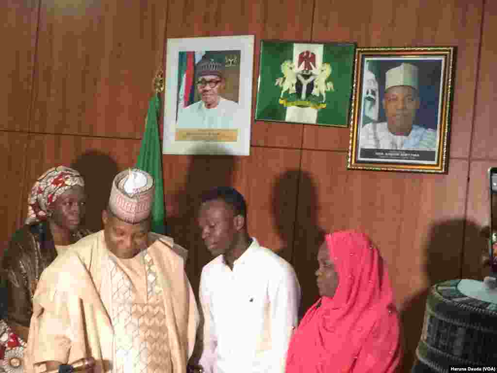 Izreal Zakari Galadima Wanda Ya Samu Makin JAMB Mafi Girma Tare Da Gwamnan Jihar Borno
