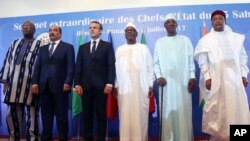 (De gauche à droite) Les présidents Roch Marc Christian Kabore du Burkina Faso, Mohamed Ould Abdel Aziz de la Mauritanie, Emmanuel Macron de la France, Ibrahim Boubacar Keïta du Mali, Idriss Deby du Tchad et Mahamadou Issoufou du Niger, lors du sommet G5 Sahel à Bamako, Mali, 2 juillet 2017.
