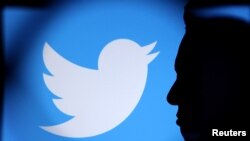 FOTO DE ARCHIVO: La foto de Elon Musk y el logotipo de Twitter se ven a través de una lupa en esta ilustración tomada el 4 de noviembre de 2022. REUTERS/Dado Ruvic.