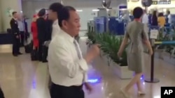 លោក Kim Yong Cho ដើរ​នៅ​ព្រលាន​យន្តហោះ​ប៉េកាំង ក្នុង​ក្រុង​ប៉េកាំង កាលពី​ថ្ងៃទី២៩ ខែឧសភា ឆ្នាំ២០១៨។