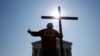 Tom Alexander sostiene una cruz mientras reza antes de que la Corte Suprema de EE.UU. emitiera un fallo sobre excepción religiosa a empleadores en relación a la Ley de Cuidado Médico Asequible. Washington D.C., jMasooulio 8, 2020.