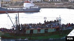 La embarcación que se hundió iba sobrecargadas de migrantes, como la del barco de la foto que llegó a la isla de Lampedusa,