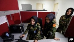 Letnan Dua Roshan Gul, dari kiri, Letnan Satu Nelofar Frotan dan Letnan Dua Morsal Afshar bekerja di kantor sumber daya manusia di Kementerian Pertahanan di Kabul, Afghanistan, 31 Oktober 2016.