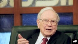 Pimpinan dan CEO Berkshire Hathaway, Warren Buffett saat diinterview oleh Liz Claman dari Fox Business Network di Omaha, Nebraska (Foto: dok).