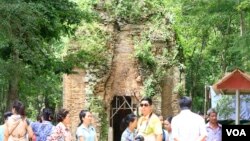 ទេសចរមកទស្សនារមណីយដ្ឋានប្រាសាទសំបូរព្រៃគុក កាលពីថ្ងៃទី១៣ ខែកក្កដា ឆ្នាំ២០១៧។ តំបន់​ប្រាសាទ​សំបូរ​ព្រៃគុក​ គឺ​ជា​ប្រាសាទ​ខ្មែរ​ទី៣ ដែល​ត្រូវ​បាន​បញ្ចូល​ជា​បេតិកភណ្ឌ​ពិភពលោក​របស់​អង្គការ UNESCO​ កាល​ពី​ដើម​ខែ​កក្កដា​ ឆ្នាំ​២០១៧។ (ស៊ុន ណារិន/VOA)