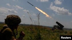 Ukrajinski vojnik ispaljuje raketu iz sistema BM-21 Grad na liniji fronta u regionu Zaporožja, 25. juna 2023. (foto: Radio Slobodna Evropa/Rojters/Serhii Nuzhnenko)