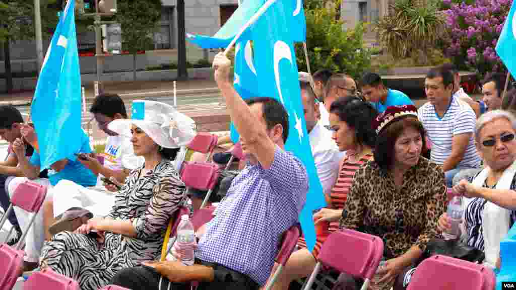 Vashingtonda Uyg'ur madaniy festivali. Tadbirdan so'ng jamoa Xitoy elchixonasi qarshisida norozilik namoyishi o'tkazdi, Vashington, 3-avgust, 2014-yil. Odil Ruzaliev surati