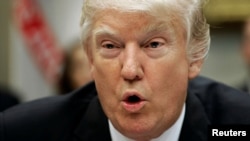 El presidente Donald Trump llamó "fanfarrones" a los ejecutivos de corporaciones que han renunciado en protesta por acciones o declaraciones del mandatario. 