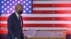 El presidente Joe Biden, frente a una bandera de Estados Unidos, a su llegada al Centro de Formación de Carpinteros en Pittsburgh, Pensilvania, el 31 de marzo de 2021.