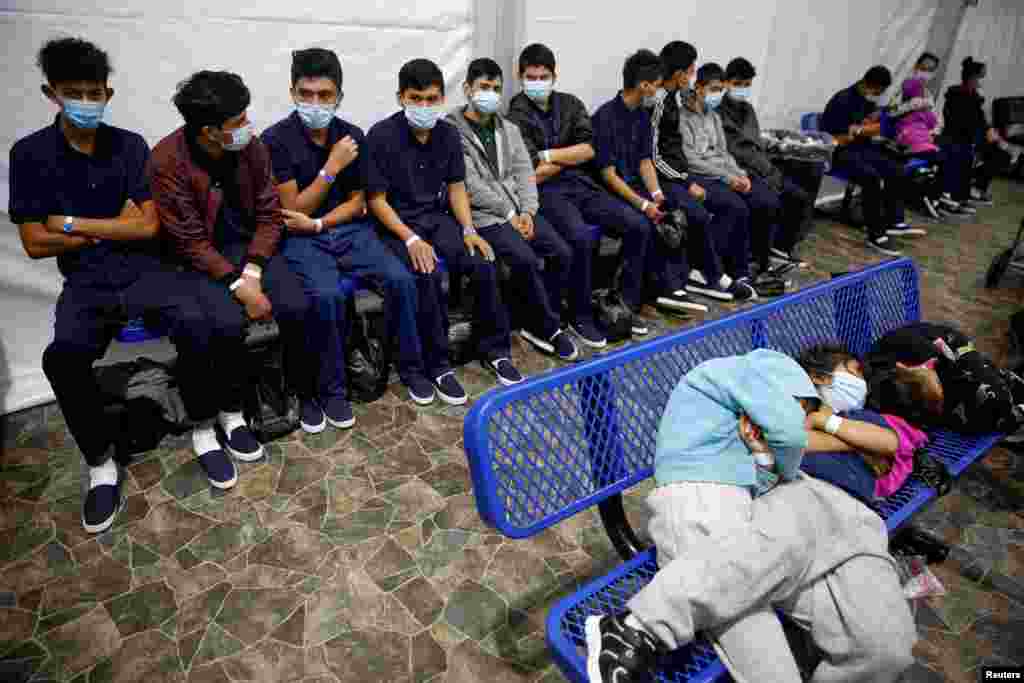 Los jóvenes migrantes no acompañados esperan su turno en la estación de procesamiento secundario dentro de la instalación de Aduanas y Protección Fronteriza de EE. UU.