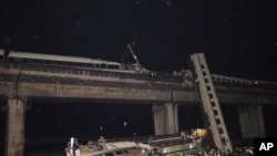 中國7月發生動車事故﹐幾節車廂翻到橋下。(資料圖片)