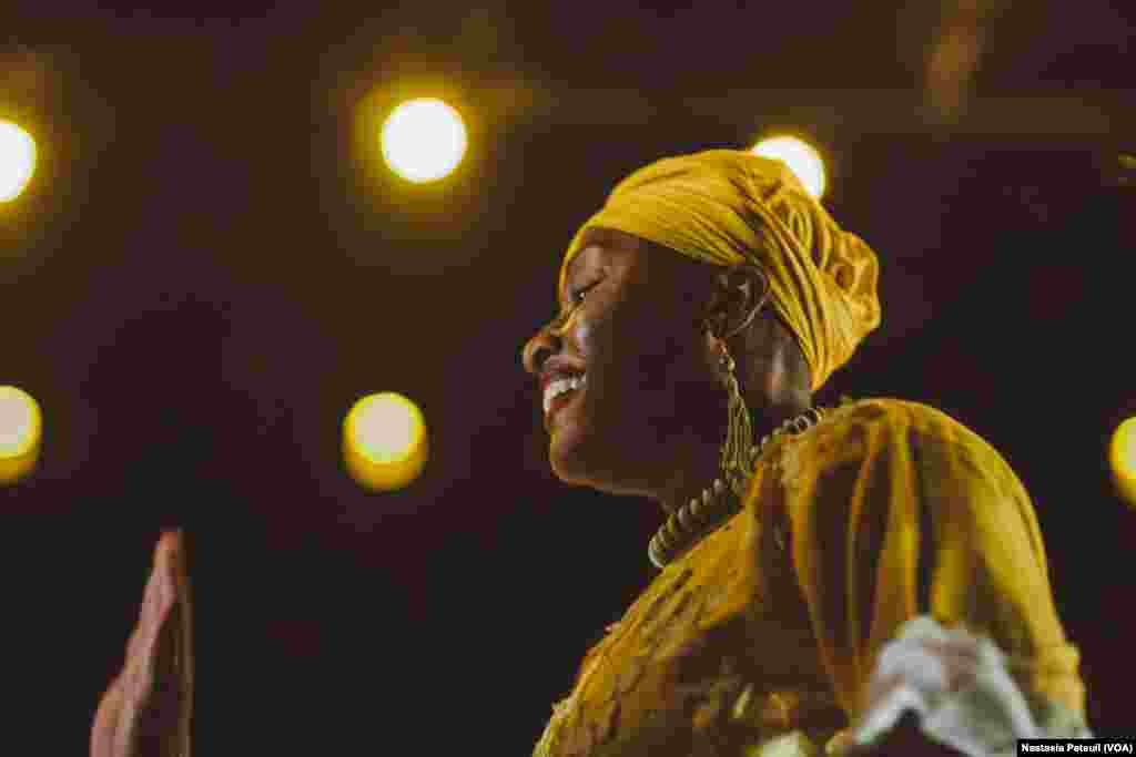 Une des danseuses de la compagnie de danse d'Assane Konte, KanKouran West African Danse Company sur scène, à Washington D.C., le 5 juin 2017. (VOA/Nastasia Peteuil)