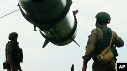 俄羅斯士兵在發射位置裝載短程彈道導彈發射器，這是6月初俄羅斯國防部發佈其軍事演習的一部分畫面，旨在訓練部隊使用戰術核武。