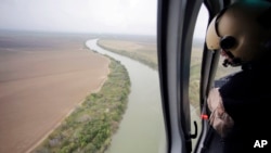 AQSh chegarachisi Texas shtatini Meksikadan ajratib turadigan Rio Grande daryosi hududini tekshirmoqda. 