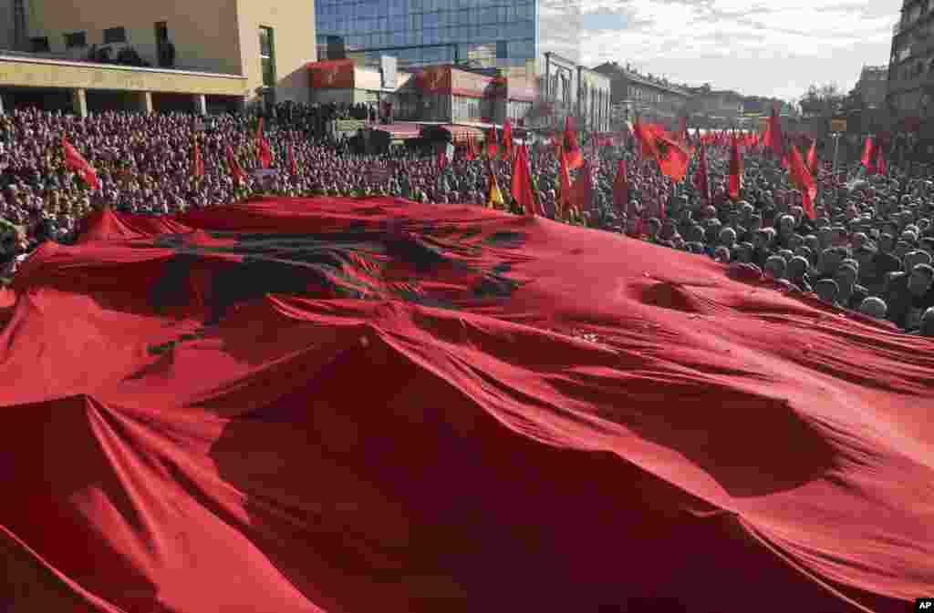 Dubun Dubatar Jama'ar Kosovo Masu Nuna Goyon Bayan Kin Jinin Gwamnati Dauke Da Tutar Kasar Albaniya Mai Fadin Gaske 