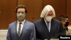 El actor Danny Masterson (izq.) junto a su abogado Thomas Mesereau mientras es procesado por tres cargos de violación en incidentes separados entre 2001 y 2003, en el Tribunal Superior de Los Ángeles, California, EEUU, el 18 de septiembre de 2020.