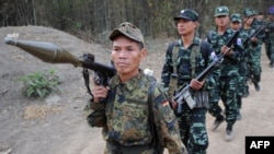 ကေအန်ယူတပ်ဖွဲ့ဝင်အချို့။ (ဇန်နဝါရီ ၃၁၊ ၂၀၁၂)