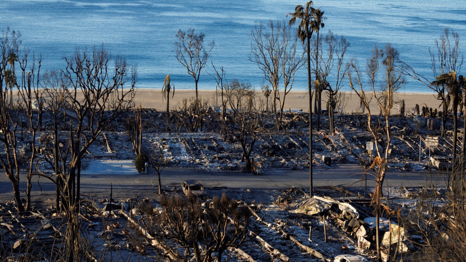 Spaljeni ostaci kamp prikolica duž plaže u blizini Pacifik Palisejdsa u Los Angelesu, Kalifornija, 15. januar, 2025. (Foto: Reuters/Mike Blake)