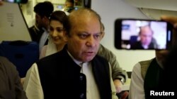 Mantan PM Pakistan Mawaz Sharif saat memasuki pesawat yang akan membawanya menuju Lahore, Pakistan di bandara internasional Abu Dhabi, UAE, 13 Juli 2018.